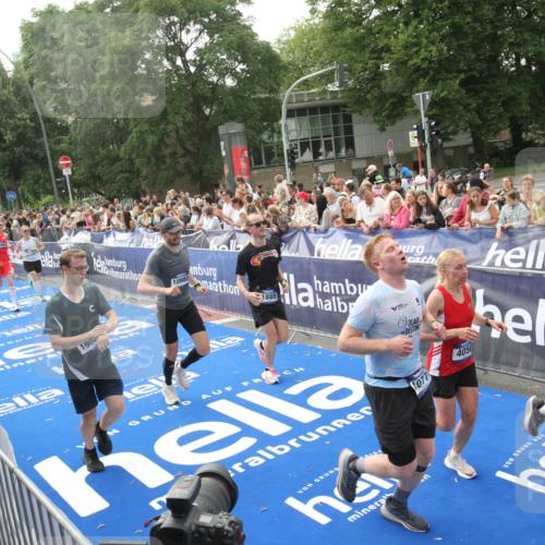 29.06.2025 - hella hamburg halbmarathon Michael Strokosch http://msf.ph/oto/8538249 29.06.2025 10:35:35 Ziel  meine-sportfotos.de