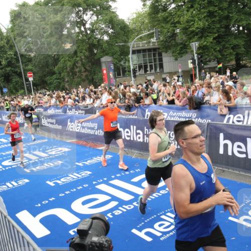 29.06.2025 - hella hamburg halbmarathon Michael Strokosch http://msf.ph/oto/8538252 29.06.2025 10:53:00 Ziel  meine-sportfotos.de