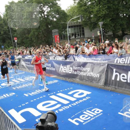 29.06.2025 - hella hamburg halbmarathon Michael Strokosch http://msf.ph/oto/8538255 29.06.2025 10:35:37 Ziel  meine-sportfotos.de