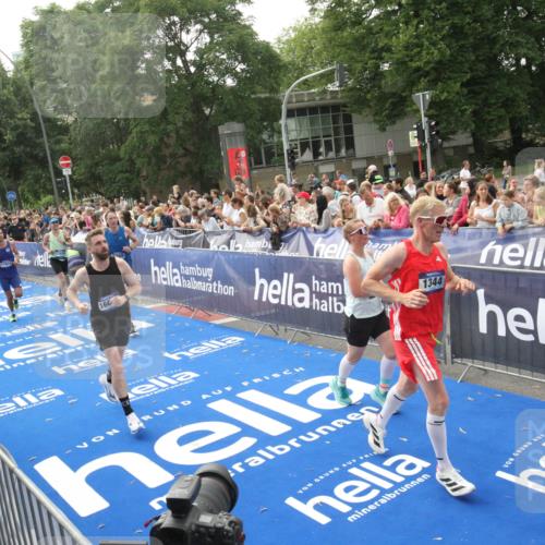 29.06.2025 - hella hamburg halbmarathon Michael Strokosch http://msf.ph/oto/8538259 29.06.2025 10:35:38 Ziel  meine-sportfotos.de