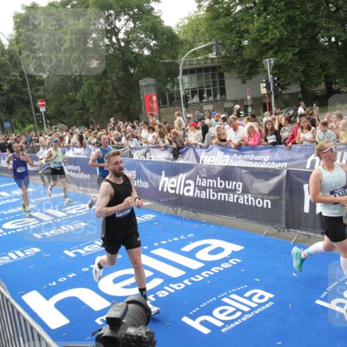29.06.2025 - hella hamburg halbmarathon Michael Strokosch http://msf.ph/oto/8538261 29.06.2025 10:35:38 Ziel  meine-sportfotos.de