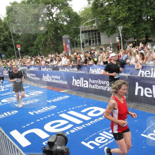 29.06.2025 - hella hamburg halbmarathon Michael Strokosch http://msf.ph/oto/8538262 29.06.2025 10:53:02 Ziel  meine-sportfotos.de