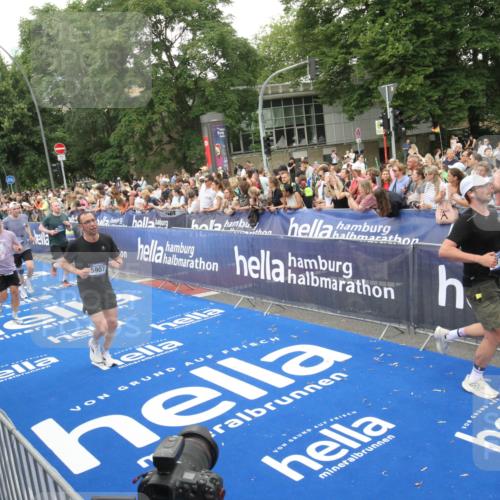 29.06.2025 - hella hamburg halbmarathon Michael Strokosch http://msf.ph/oto/8538263 29.06.2025 10:53:03 Ziel  meine-sportfotos.de