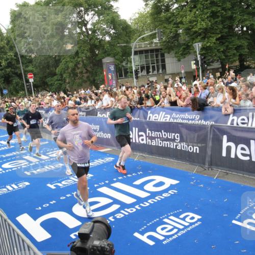 29.06.2025 - hella hamburg halbmarathon Michael Strokosch http://msf.ph/oto/8538267 29.06.2025 10:53:04 Ziel  meine-sportfotos.de