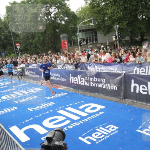 29.06.2025 - hella hamburg halbmarathon Michael Strokosch http://msf.ph/oto/8538268 29.06.2025 10:35:41 Ziel  meine-sportfotos.de