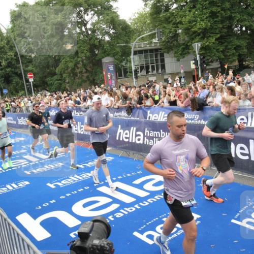 29.06.2025 - hella hamburg halbmarathon Michael Strokosch http://msf.ph/oto/8538271 29.06.2025 10:53:05 Ziel  meine-sportfotos.de