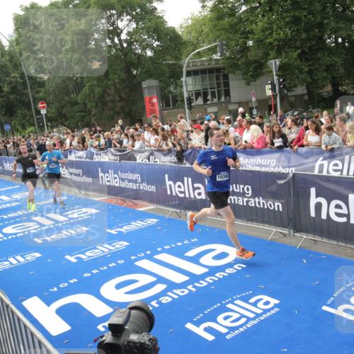 29.06.2025 - hella hamburg halbmarathon Michael Strokosch http://msf.ph/oto/8538272 29.06.2025 10:35:41 Ziel  meine-sportfotos.de