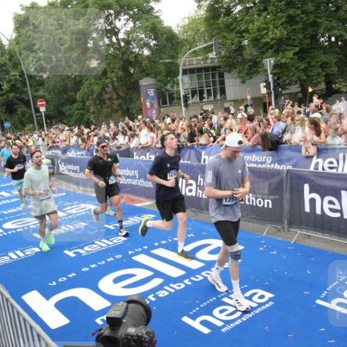 29.06.2025 - hella hamburg halbmarathon Michael Strokosch http://msf.ph/oto/8538274 29.06.2025 10:53:06 Ziel  meine-sportfotos.de