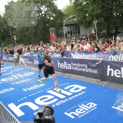29.06.2025 - hella hamburg halbmarathon Michael Strokosch http://msf.ph/oto/8538275 29.06.2025 10:35:42 Ziel  meine-sportfotos.de