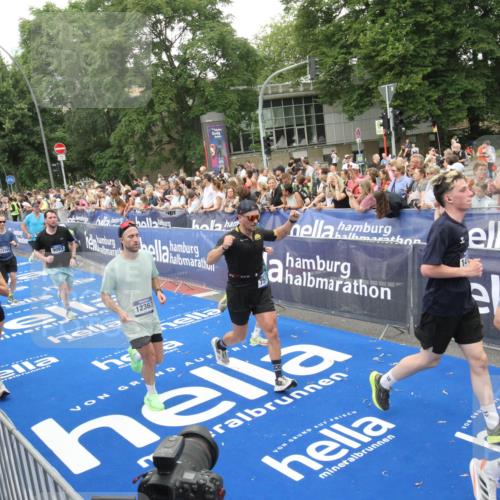 29.06.2025 - hella hamburg halbmarathon Michael Strokosch http://msf.ph/oto/8538277 29.06.2025 10:53:06 Ziel  meine-sportfotos.de