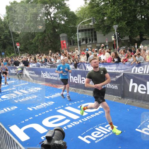 29.06.2025 - hella hamburg halbmarathon Michael Strokosch http://msf.ph/oto/8538278 29.06.2025 10:35:43 Ziel  meine-sportfotos.de