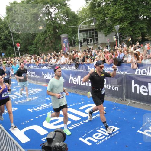 29.06.2025 - hella hamburg halbmarathon Michael Strokosch http://msf.ph/oto/8538279 29.06.2025 10:53:07 Ziel  meine-sportfotos.de