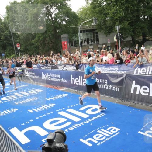 29.06.2025 - hella hamburg halbmarathon Michael Strokosch http://msf.ph/oto/8538280 29.06.2025 10:35:43 Ziel  meine-sportfotos.de