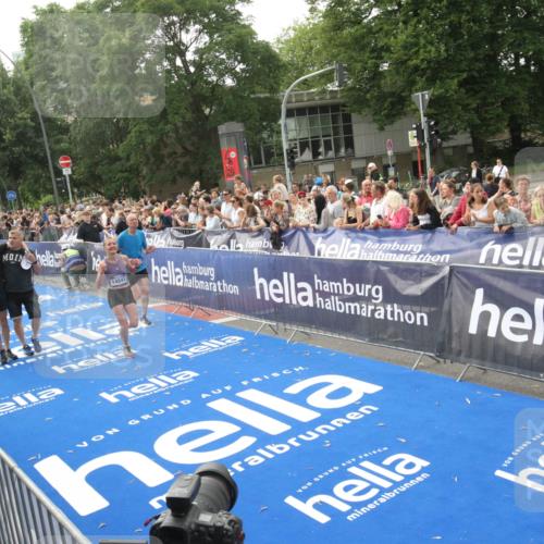 29.06.2025 - hella hamburg halbmarathon Michael Strokosch http://msf.ph/oto/8538283 29.06.2025 10:35:44 Ziel  meine-sportfotos.de