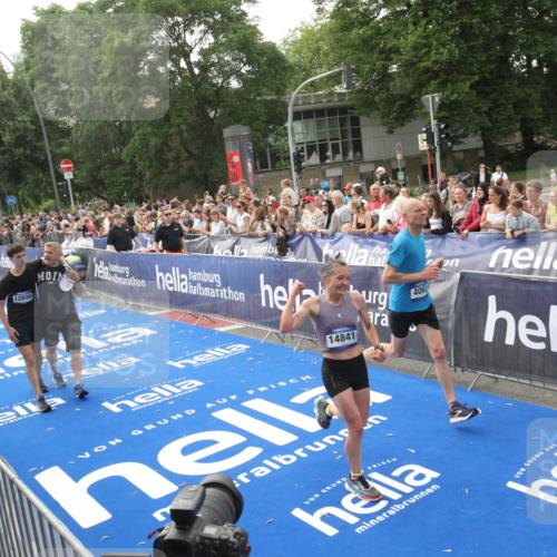 29.06.2025 - hella hamburg halbmarathon Michael Strokosch http://msf.ph/oto/8538289 29.06.2025 10:35:46 Ziel  meine-sportfotos.de