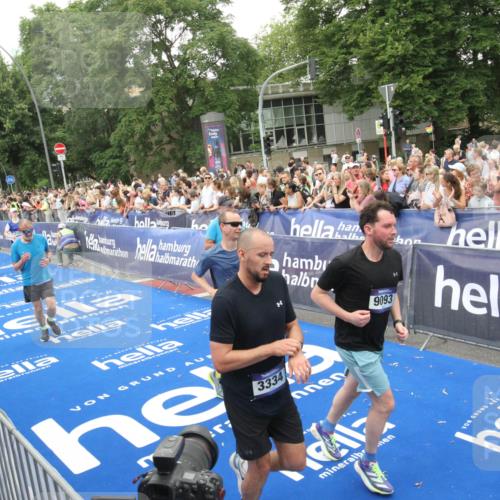 29.06.2025 - hella hamburg halbmarathon Michael Strokosch http://msf.ph/oto/8538290 29.06.2025 10:53:09 Ziel  meine-sportfotos.de