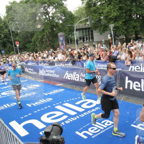 29.06.2025 - hella hamburg halbmarathon Michael Strokosch http://msf.ph/oto/8538292 29.06.2025 10:53:09 Ziel  meine-sportfotos.de