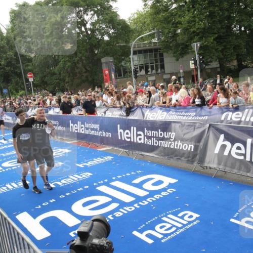 29.06.2025 - hella hamburg halbmarathon Michael Strokosch http://msf.ph/oto/8538293 29.06.2025 10:35:46 Ziel  meine-sportfotos.de
