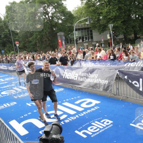 29.06.2025 - hella hamburg halbmarathon Michael Strokosch http://msf.ph/oto/8538295 29.06.2025 10:35:48 Ziel  meine-sportfotos.de