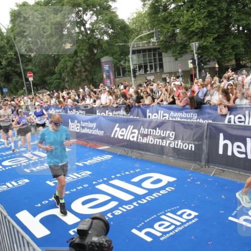 29.06.2025 - hella hamburg halbmarathon Michael Strokosch http://msf.ph/oto/8538296 29.06.2025 10:53:10 Ziel  meine-sportfotos.de