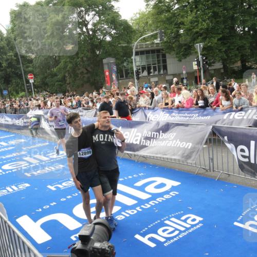 29.06.2025 - hella hamburg halbmarathon Michael Strokosch http://msf.ph/oto/8538297 29.06.2025 10:35:48 Ziel  meine-sportfotos.de