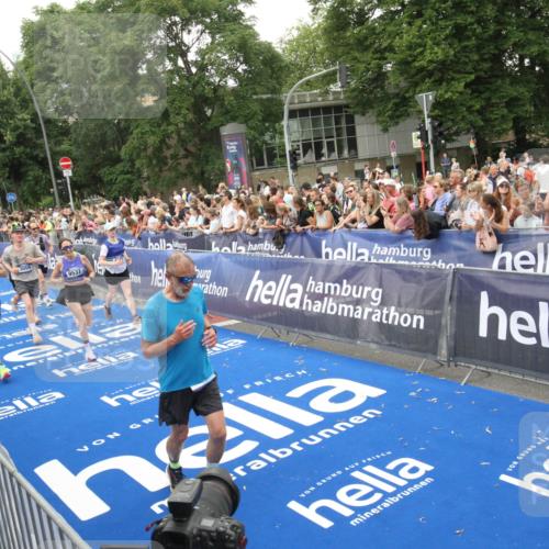 29.06.2025 - hella hamburg halbmarathon Michael Strokosch http://msf.ph/oto/8538298 29.06.2025 10:53:10 Ziel  meine-sportfotos.de