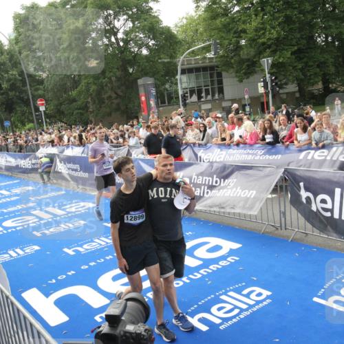 29.06.2025 - hella hamburg halbmarathon Michael Strokosch http://msf.ph/oto/8538299 29.06.2025 10:35:49 Ziel  meine-sportfotos.de