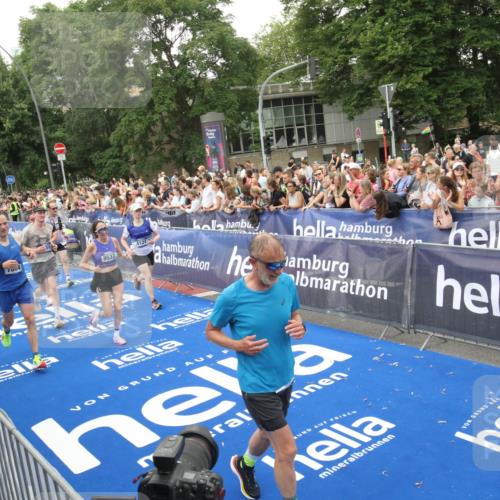 29.06.2025 - hella hamburg halbmarathon Michael Strokosch http://msf.ph/oto/8538300 29.06.2025 10:53:10 Ziel  meine-sportfotos.de