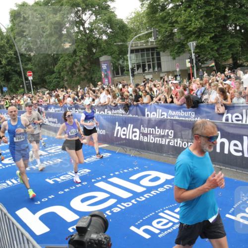 29.06.2025 - hella hamburg halbmarathon Michael Strokosch http://msf.ph/oto/8538302 29.06.2025 10:53:11 Ziel  meine-sportfotos.de
