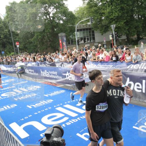 29.06.2025 - hella hamburg halbmarathon Michael Strokosch http://msf.ph/oto/8538303 29.06.2025 10:35:50 Ziel  meine-sportfotos.de