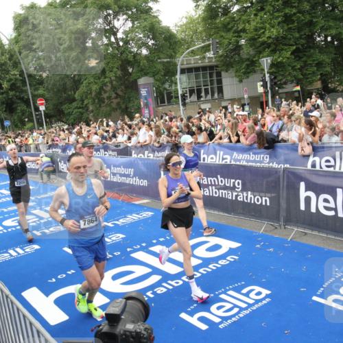 29.06.2025 - hella hamburg halbmarathon Michael Strokosch http://msf.ph/oto/8538304 29.06.2025 10:53:11 Ziel  meine-sportfotos.de