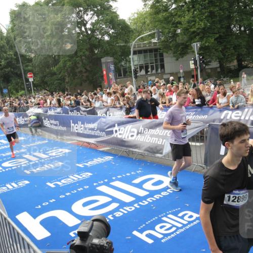 29.06.2025 - hella hamburg halbmarathon Michael Strokosch http://msf.ph/oto/8538305 29.06.2025 10:35:50 Ziel  meine-sportfotos.de