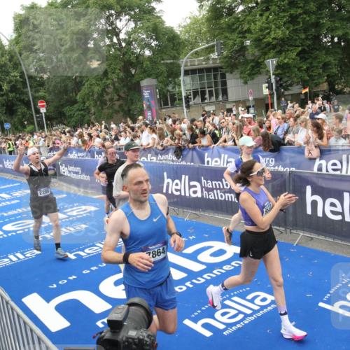29.06.2025 - hella hamburg halbmarathon Michael Strokosch http://msf.ph/oto/8538306 29.06.2025 10:53:12 Ziel  meine-sportfotos.de