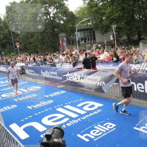 29.06.2025 - hella hamburg halbmarathon Michael Strokosch http://msf.ph/oto/8538307 29.06.2025 10:35:50 Ziel  meine-sportfotos.de