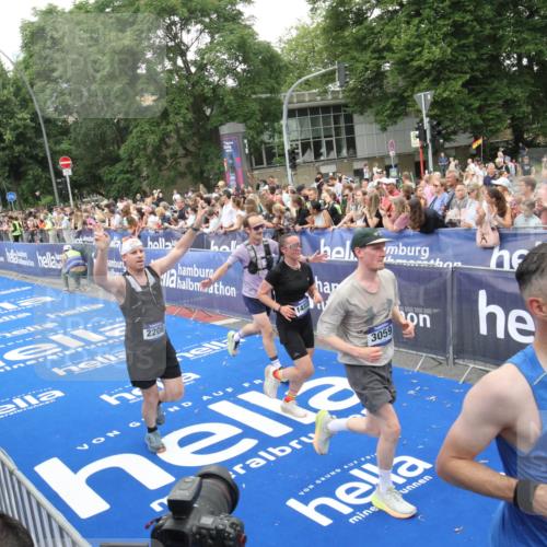 29.06.2025 - hella hamburg halbmarathon Michael Strokosch http://msf.ph/oto/8538308 29.06.2025 10:53:12 Ziel  meine-sportfotos.de