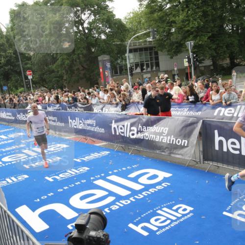 29.06.2025 - hella hamburg halbmarathon Michael Strokosch http://msf.ph/oto/8538310 29.06.2025 10:35:51 Ziel  meine-sportfotos.de
