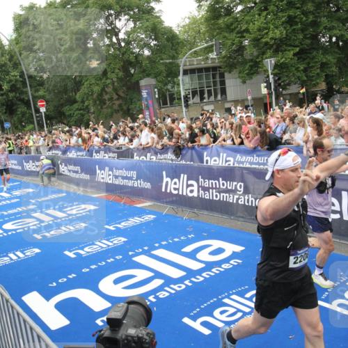 29.06.2025 - hella hamburg halbmarathon Michael Strokosch http://msf.ph/oto/8538312 29.06.2025 10:53:13 Ziel  meine-sportfotos.de