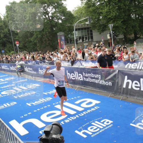 29.06.2025 - hella hamburg halbmarathon Michael Strokosch http://msf.ph/oto/8538313 29.06.2025 10:35:51 Ziel  meine-sportfotos.de