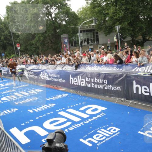 29.06.2025 - hella hamburg halbmarathon Michael Strokosch http://msf.ph/oto/8538315 29.06.2025 10:35:54 Ziel  meine-sportfotos.de