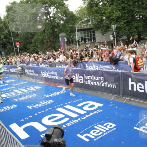 29.06.2025 - hella hamburg halbmarathon Michael Strokosch http://msf.ph/oto/8538316 29.06.2025 10:53:16 Ziel  meine-sportfotos.de