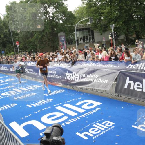 29.06.2025 - hella hamburg halbmarathon Michael Strokosch http://msf.ph/oto/8538319 29.06.2025 10:35:55 Ziel  meine-sportfotos.de
