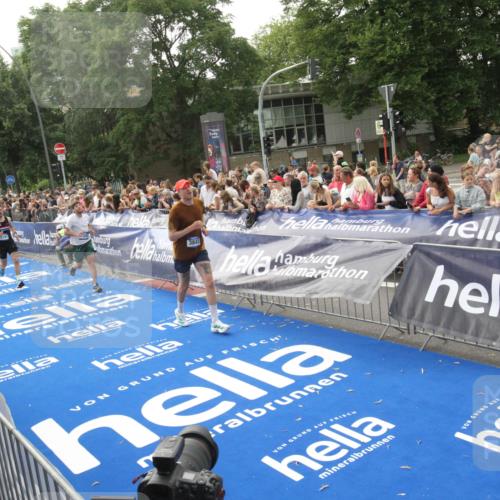 29.06.2025 - hella hamburg halbmarathon Michael Strokosch http://msf.ph/oto/8538321 29.06.2025 10:35:56 Ziel  meine-sportfotos.de