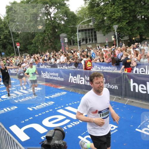 29.06.2025 - hella hamburg halbmarathon Michael Strokosch http://msf.ph/oto/8538324 29.06.2025 10:53:18 Ziel  meine-sportfotos.de