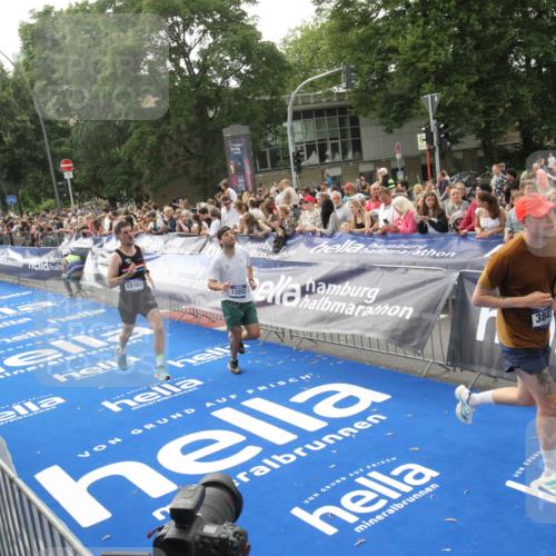 29.06.2025 - hella hamburg halbmarathon Michael Strokosch http://msf.ph/oto/8538325 29.06.2025 10:35:57 Ziel  meine-sportfotos.de