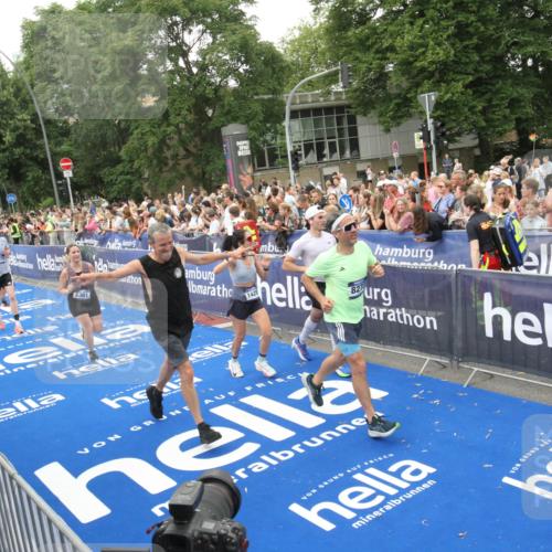 29.06.2025 - hella hamburg halbmarathon Michael Strokosch http://msf.ph/oto/8538328 29.06.2025 10:53:19 Ziel  meine-sportfotos.de