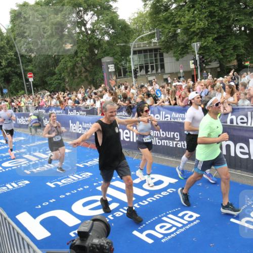 29.06.2025 - hella hamburg halbmarathon Michael Strokosch http://msf.ph/oto/8538330 29.06.2025 10:53:20 Ziel  meine-sportfotos.de