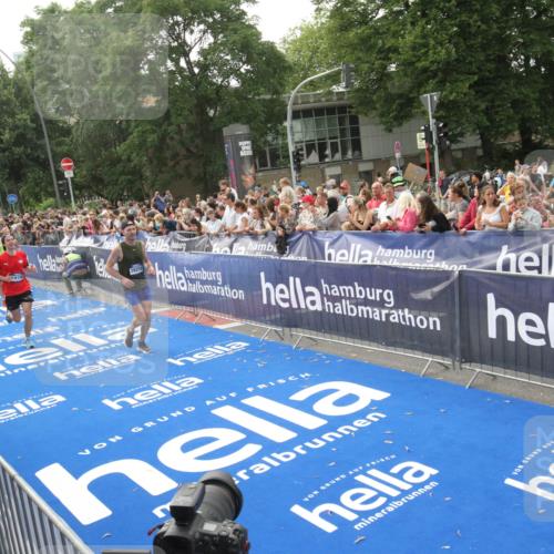 29.06.2025 - hella hamburg halbmarathon Michael Strokosch http://msf.ph/oto/8538331 29.06.2025 10:36:06 Ziel  meine-sportfotos.de