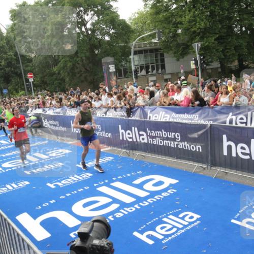 29.06.2025 - hella hamburg halbmarathon Michael Strokosch http://msf.ph/oto/8538333 29.06.2025 10:36:07 Ziel  meine-sportfotos.de