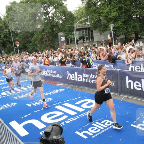 29.06.2025 - hella hamburg halbmarathon Michael Strokosch http://msf.ph/oto/8538334 29.06.2025 10:53:21 Ziel  meine-sportfotos.de