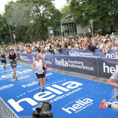 29.06.2025 - hella hamburg halbmarathon Michael Strokosch http://msf.ph/oto/8538338 29.06.2025 10:53:22 Ziel  meine-sportfotos.de